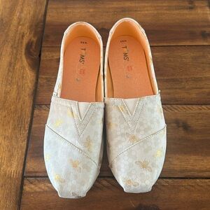 Tom’s Birch Foil Bumble Bees, women 9.5